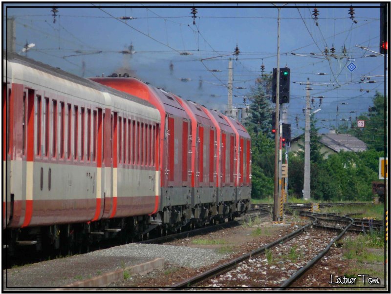 4 Dieselloks 2016 (052 057 050 054 ) bespannen den Regionalzug 4598 von Klagenfurt nach Zeltweg.Das ist der einzige Zug der t�glich aus dem Lavanttal kommt da es sonst nur mehr Schienenersatzverkehr mit Bussen gibt.
Zeltweg 09.06.2007
