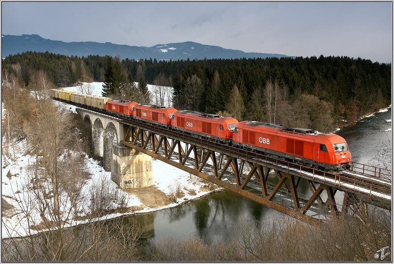 4 Dieselloks der Baureihe 2016 fahren mit einem Hackschnitzel-Containerzug von Zeltweg nach Frantschach.
Zeltweg 14.02.2009