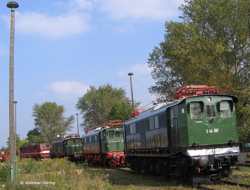 4 Elloks im Freigelnde des ehemaligen Bw Weimar: E 44 507, 204 011, 254 106 und 251 012 -  09.Oktober 2006
