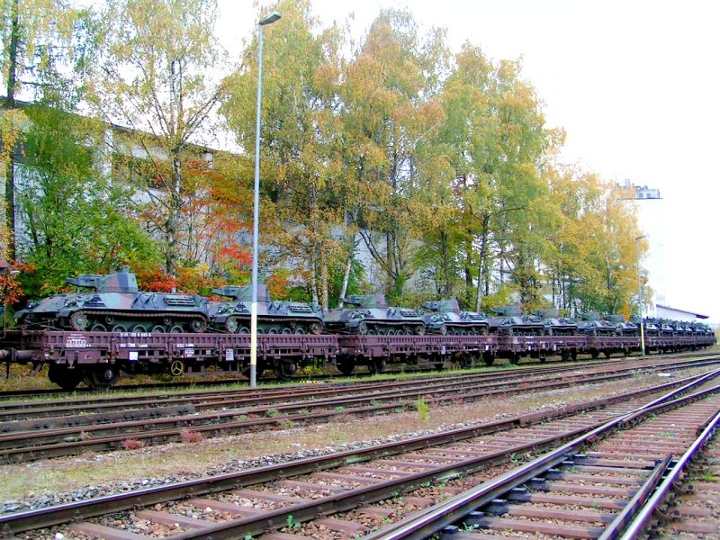 4 Laads,  mit Panzer beladen (Bestimmungsbhf. Salzburg); Bhf.Ried i.I.; 071018