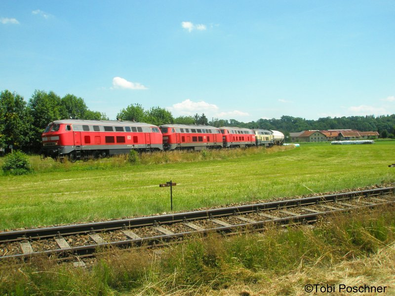 4 Loks der V160 Familie fuhren  21.06.2008 in den Bahnhof Tling ein.