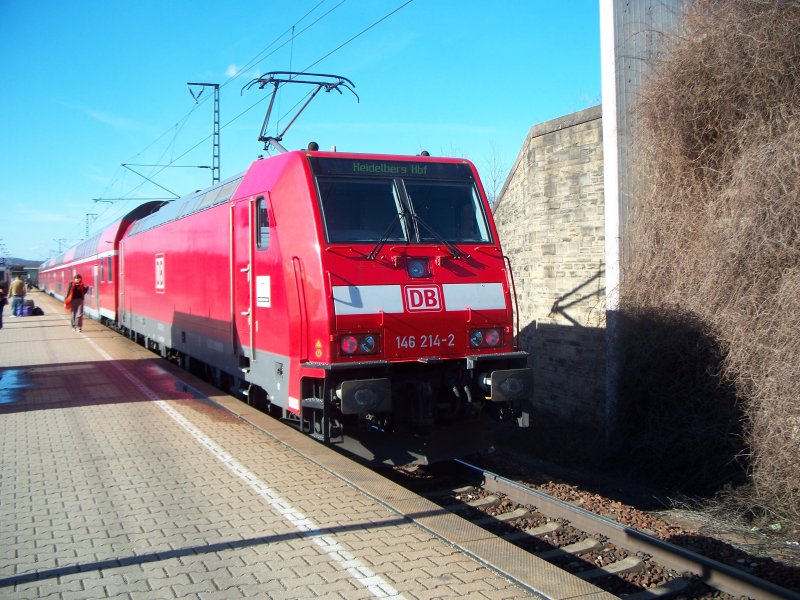 4. marz 2007 146 214-2 schiebt ihren RE nach Heidelberg aus dem Vaihinger Bahnhof