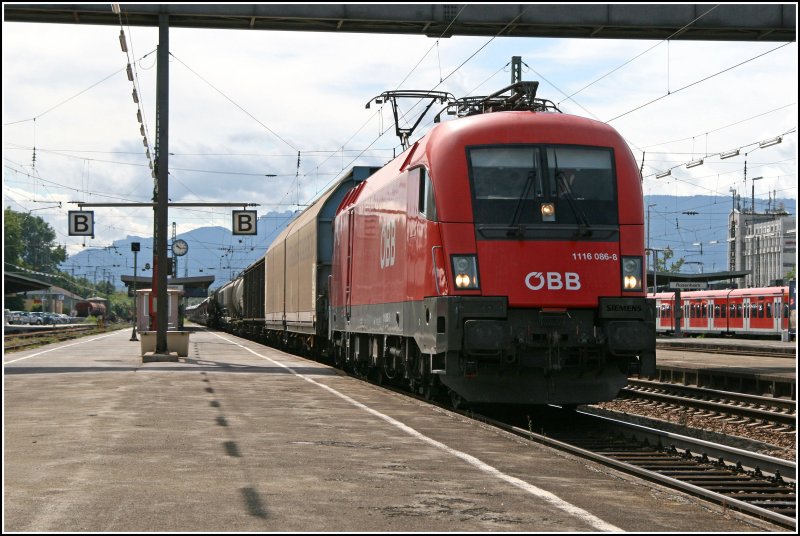 4 Minuten nach der 185 531 durchf�hrt die Innsbrucker 1116 086 mit einem langen G�terzug von Salzburg komment den Bahnhof Rosenheim Richtung M�nchen Nord. (03.07.07)