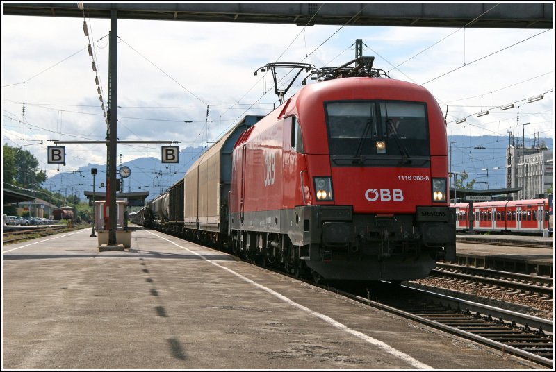 4 Minuten nach der 185 531 durchfhrt die Innsbrucker 1116 086 mit einem langen Gterzug von Salzburg komment den Bahnhof Rosenheim Richtung Mnchen Nord. (03.07.07)