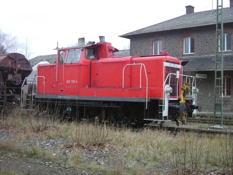4 Tage vor dem letzten Einsatz einer V60 auf der Strecke Amberg-Schnaittenbach steht 362 787 mit einem Gterzug vor dem Bahnhofsgebude von Hirschau. (06.12.2004)