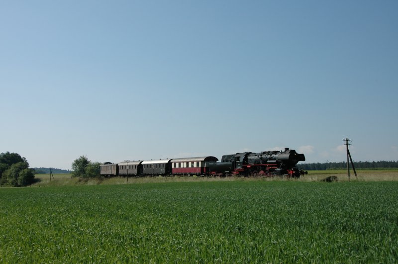 40 Jahre BEM Nrdlingen, 13.06.09: 52 8168-8 mit einem Sonderzug auf der Strecke Nrdlingen-Gunzenhausen, hier bei Wilburgstetten