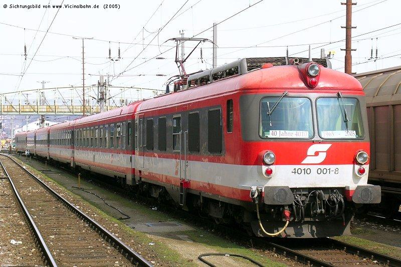 40 Jahre wird der Transalpin alt; in sterreich wei man derartige Jubilen noch zu schtzen, wie 4010 001 mit seinen Schildern im Fenster zeigt.