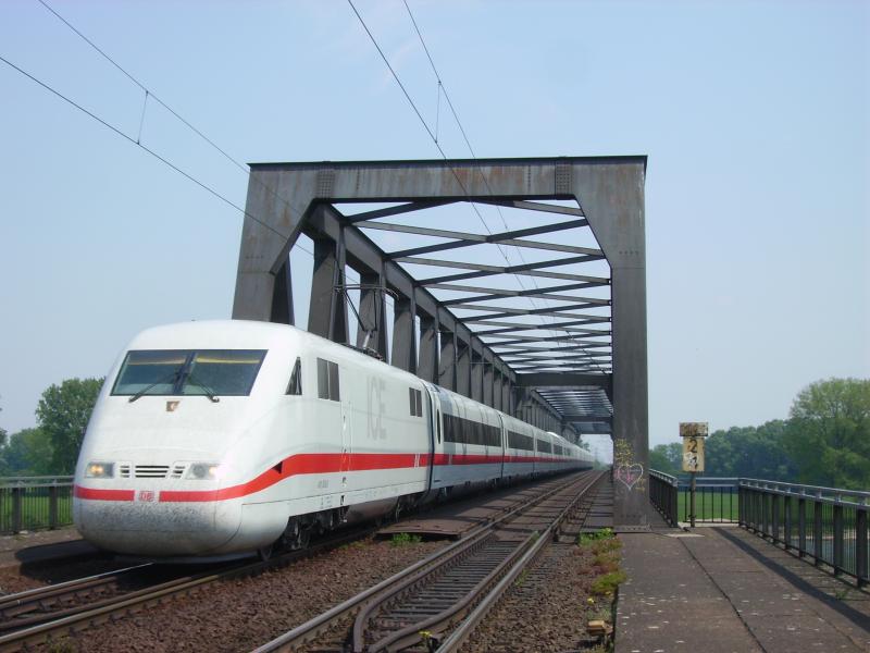 401 003 berquert wegen Bauarbeiten die Rheinbrcke bei Worms.