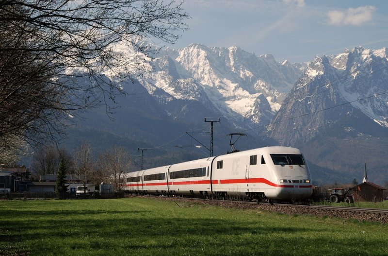 401 011 mit ICE 788 'Werdenfelser Land' bei Garmisch Partenkirchen (07.04.2007)
