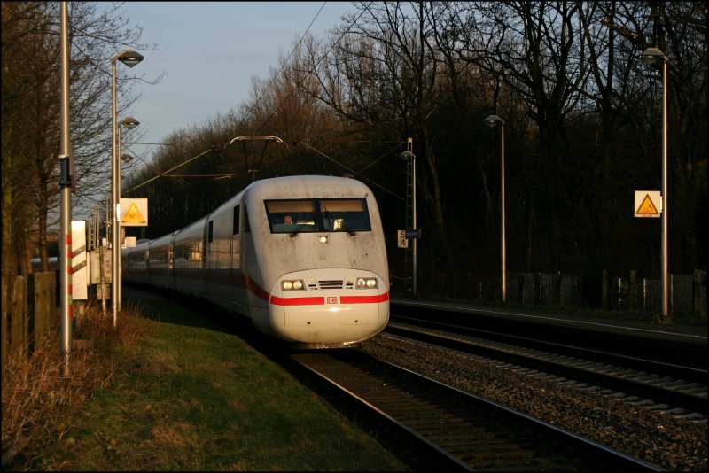 401 052  Hanau (?) durchfhrt als ICE 927, von Kiel Hbf nach Mnchen Hauptbahnhof, den Haltepunkt Dortmund-Kirchderne. Ankunft in Mnchen Hbf ist 23:48 Uhr.... (03.02.2008)
