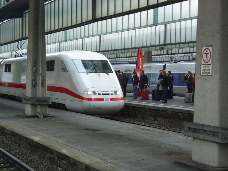 401 063-3 fhrt am 14.3.2009 als ICE 692 in den Stuttgarter Hbf ein. 