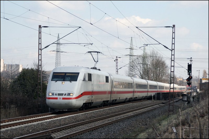 401 063 (9380 6401 063-3 D-DB) fhrt als ICE 1126, Frankfurt(Main)Hbf - Hagen Hbf - Kiel Hbf, am Harkortsee vorbei. (07.03.2009)
