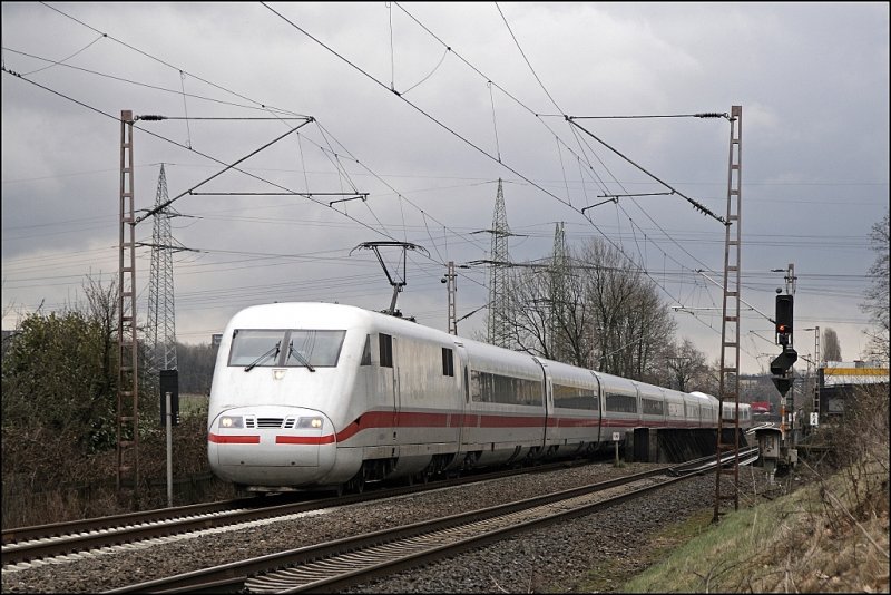 401 064 (9380 5401 064-1 D-DB) ist als ICE 1026, Regensburg Hbf - Kiel Hbf, am Harkortsee unterwegs. (28.03.2009)