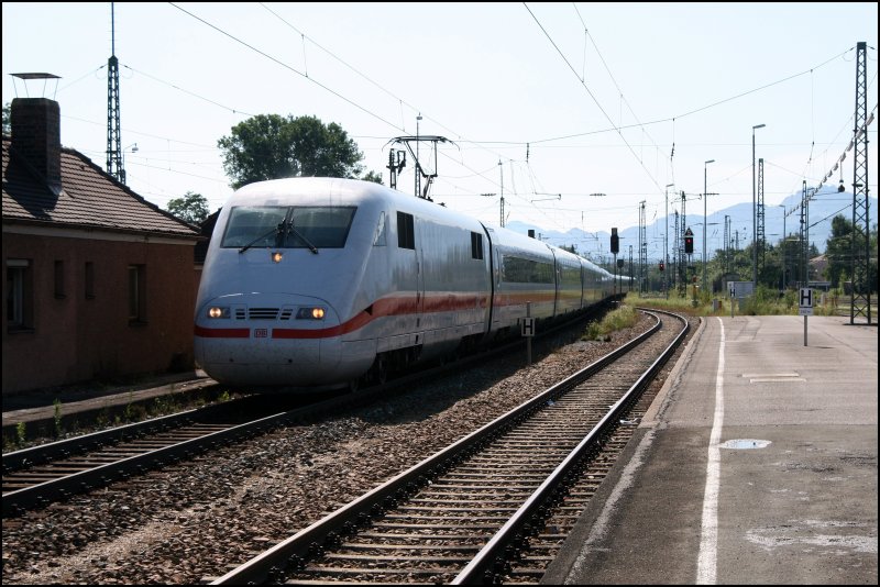401 065 durchfhrt am Morgen des 25.06.07 um 9.33 Uhr den Bahnhof Rosenheim als ICE108 von Innsbruck Hbf nach Berlin Ostbahnhof.
