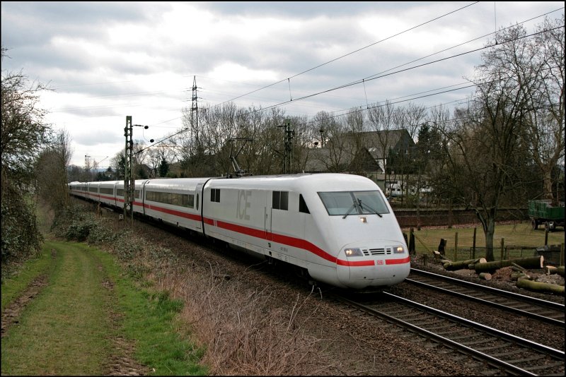 401 065/565 ist bei Witten als ICE 928, von Nrnberg Hbf ber Koblenz Hbf und Dortmund Hbf auf dem Weg nach Hamburg-Altona. (09.03.2008)