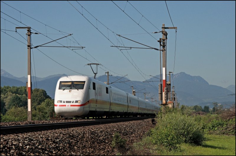 401 066/566 ist als ICE 108 von Innsbruck Hbf nach Berlin-Ostbahnhof unterwegs. Hier bei Kufstein hat der Zug noch wenige Kilometer sterreichische Gleise unter den Rdern bis er die Grenze erreicht. (10.07.2008)