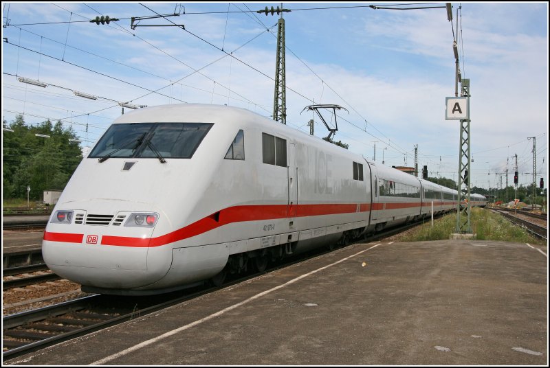 401 070/570 fhrt nach einem Auserplanmigen Haltes in Rosenheim als ICE 108, von Innsbruck nach Berlin Ostbahnhof, weiter Richtung Mnchen. Aufgenommen wrend des Streikes der Bahn am 03.07.07