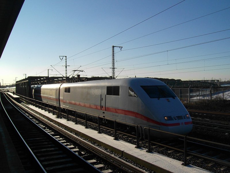 401 072-4 f�hrt am 2.01.09 als ICE 78 Z�rich HB - Hamburg-Altona am Veddeler S-Bahnhof vorbei Richtung Hamburg Hbf.