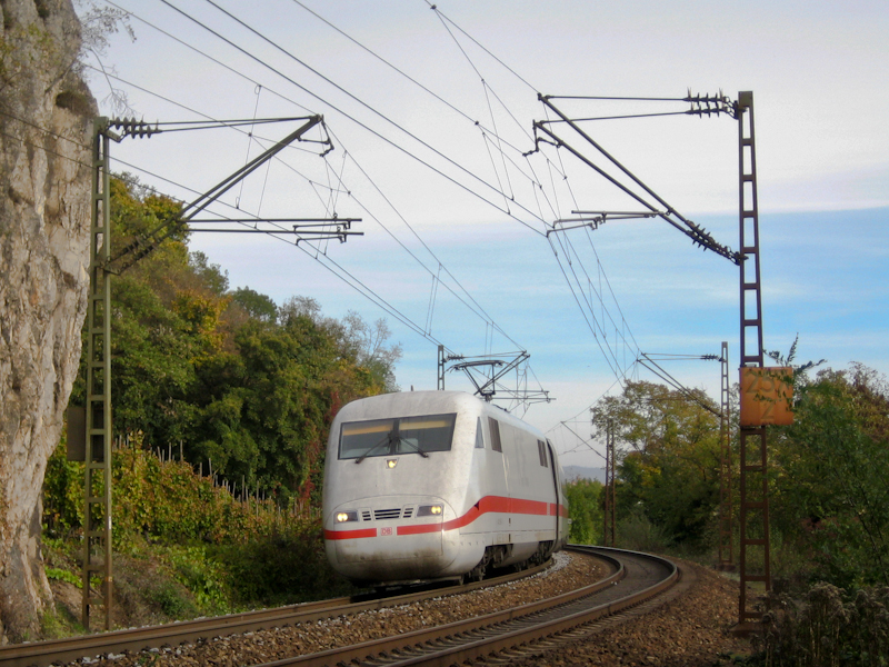 401 086 mit ICE 370 (Interlaken Ost- Berlin Ostbahnhof) am 24. Oktober 2009 bei der Einfahrt in den Hartberg-Tunnel.