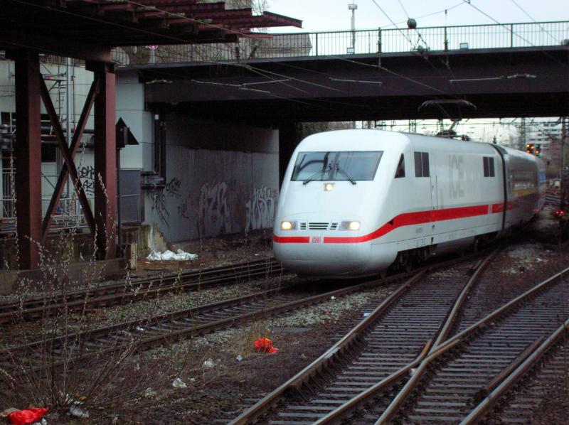 401 144 (PLATTLING) fhrt als ICE Hamburg-Mnchen auf Gleis 13 des Hauptbahnhofes in Hamburg ein.