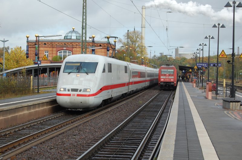 401 3xx steuert mit seinem ICE auf Hannover zu whrend 101 045 gerade mit einem IC nach Westerland eingefahren ist. Uelzen, 17.10.2008