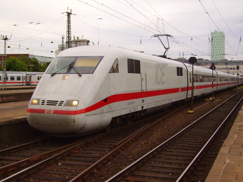 401 514-5 steht in Hamburg-Altona und wird in Krze nach Eidelstedt ausfahren. 28.05.08