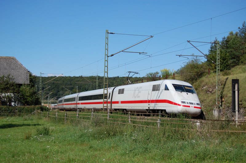 401 520-2 mit Fahrtrichtung Stuttgart ist hier am Kilometer 70,2 der Filsbahn, ca. 2 Kilometer vor Amstetten (Wrtt.) zu sehen.