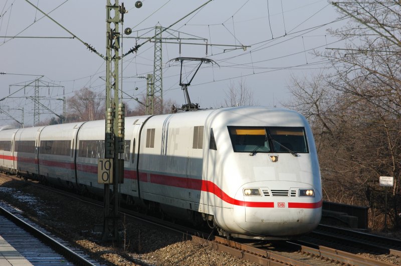 401 552/564 `Hanau&acute; als ICE 593 aus Berlin Ost in M�nchen-Langwied