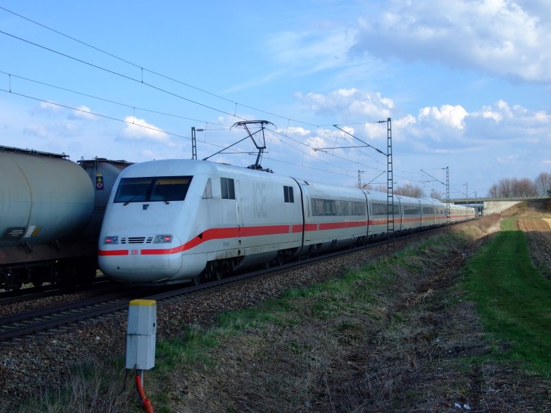 401 554 schiebt den ICE 29 Richtung Wien Westbahnhof am 25.03.2007 kurz vor Plattling.
