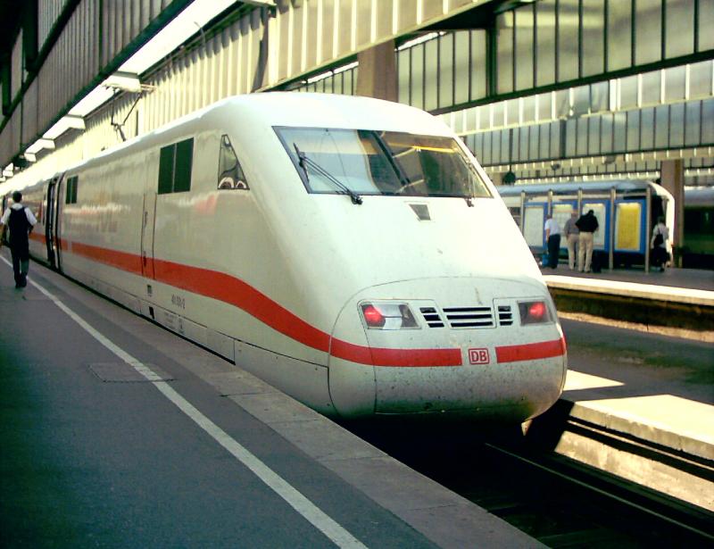 401 555 im Stuttgarter Hbf kurz vor der Abfahrt.