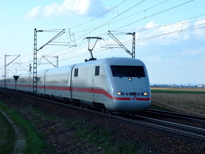 401 556 zieht den ICE 29 Richtung Wien Westbahnhof am 25.03.2007 kurz vor Plattling.