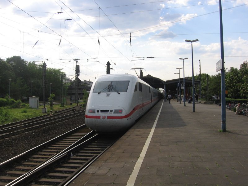 401 562  Geisenheim/Rheingau  steht als ICE 28 von Wien nach Hamburg in Bonn Hbf auf Gleis 1.