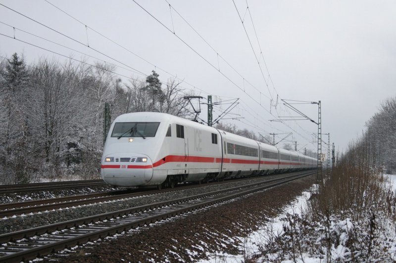 401 563 als ICE 108 (Innsbruck - Berlin) am 13.12.2008 in Haar (bei Mnchen). Das Bild zeigt den letzten ICE 108 und damit den letzten ICE 1, der aus sterreich kommt.