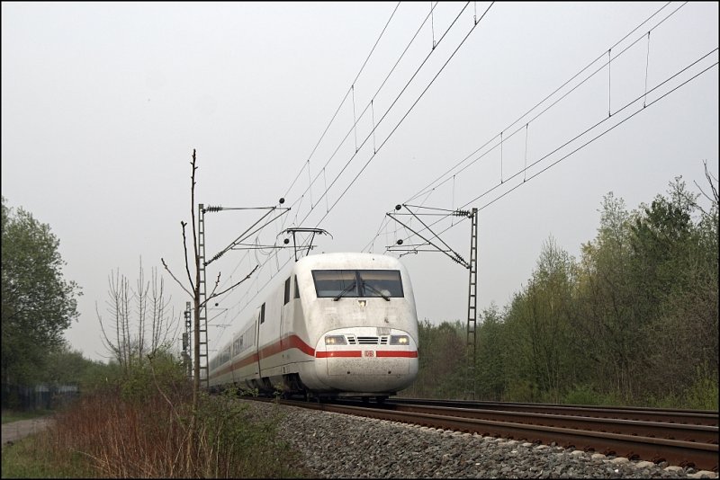 401 564/064 (9380 5401 064-1 D-DB) ist als ICE 1025, Kiel Hbf - M�nchen Hbf, bei Dortmund-Derne unterwegs. Planm��ige Ankunft ist 23:48 Uhr. (14.04.2009)
