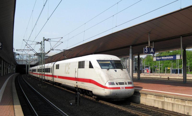 401 565-7 steht am 1.05.09 als ICE 598 M�nchen Hbf - Berlin-Ostbahnhof in Kassel-Wilhelmsh�he und wartet auf die Weiterfahrt Richtung G�ttigen.