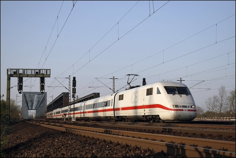 401 576/076 (9380 5401 576-4 D-DB)  BREMEN  ist, vermutlich, als ICE 673, Hamburg-Altona - Basel SBB, am Abend des 10.04.2009 unterwegs. Der Zielbahnhof wird erst um 1 Uhr Morgens erreicht...