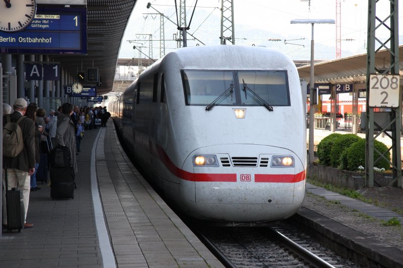 401 580-6 bei der Einfahrt in den Freiburger Hbf am 17.05.2009