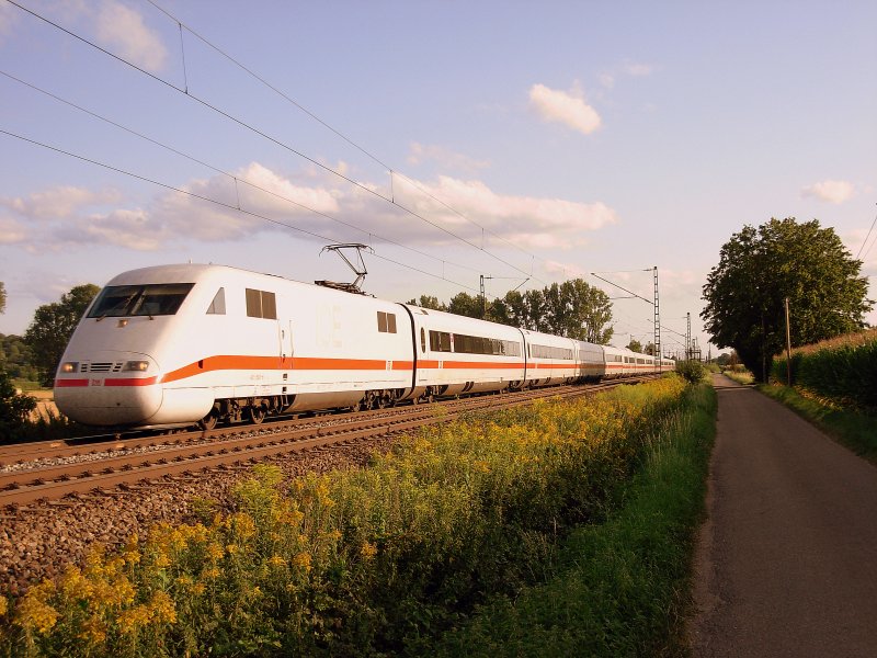401 580-6 rast als ICE 272 (Zrich HB - Hamburg-Altona) seinem nchsten Halt Offenburg entgegen. Aufgenommen am 30.07.2009