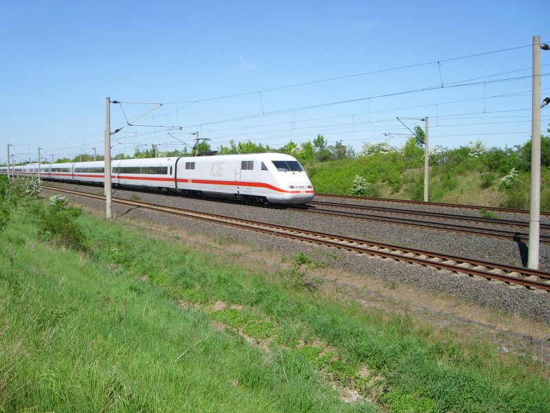 401 587-1 als ICE 77 nach Zrich am 30.04.2007 zwischen Hannover und Gttingen.