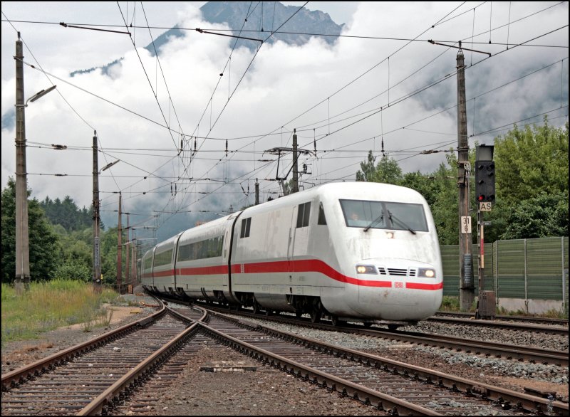 401 xxx (Name vergessen) ist als ICE 108 von Innsbruck Hbf nach Berlin-Ostbahnhof unterwegs. Zum Fahrplanwechsel im Dezember wird dieser Zug auf einen 411er umgestellt. Wie gut dieser Zug besetzt ist weis ich zwar nicht, aber einen  fortschritt  kann man das irgentwie nicht bezeichnen....
