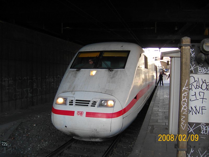 401 xxx-x steht am 09.02.08 als ICE 881 nach Mnchen Hbf auf Gl. 14 des Hamburger Hbfs zur Abfahrt bereit.