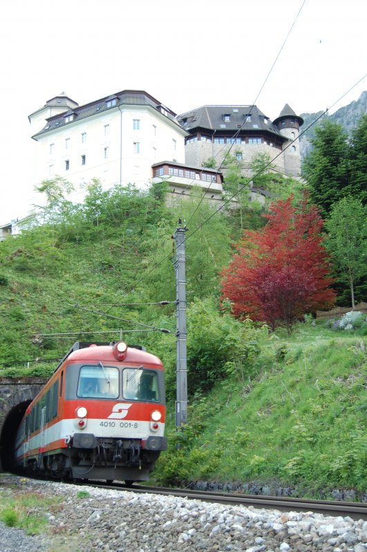 4010 001 als IC 600 am 12.05.2007 steckt die Nase aus dem Schlosstunnel in Klaus. 