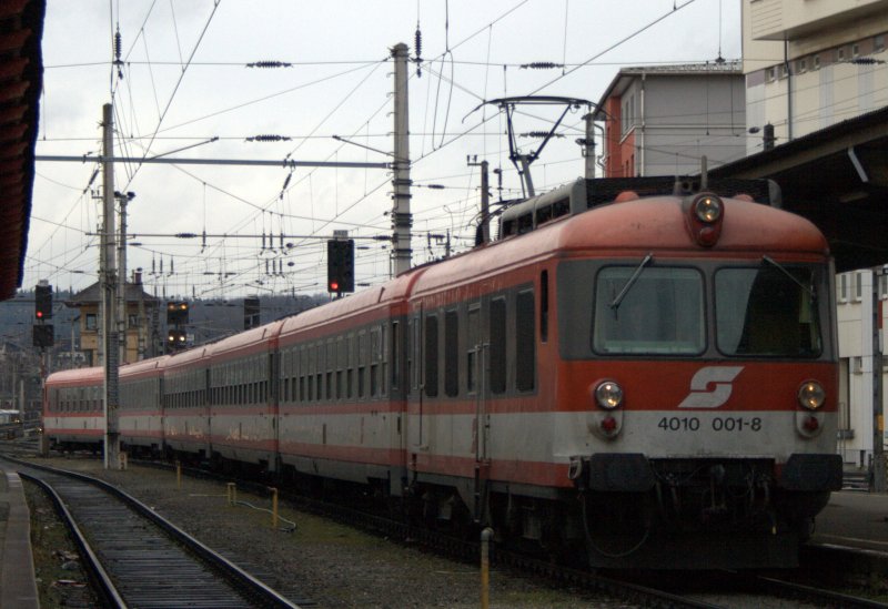 4010 001 fhrt in den Salzburger Hbf ein. In wenigen Minuten wird er mit dem IC 611  Jacques Lemans  nach Graz fahren.