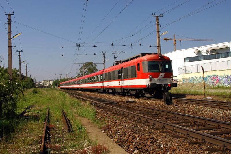 4010 001 mit dem IC 550 von Graz kommend bei der Durchfarht in Atzgersdorf kurz vor Wien Meidling am 28.5.2005