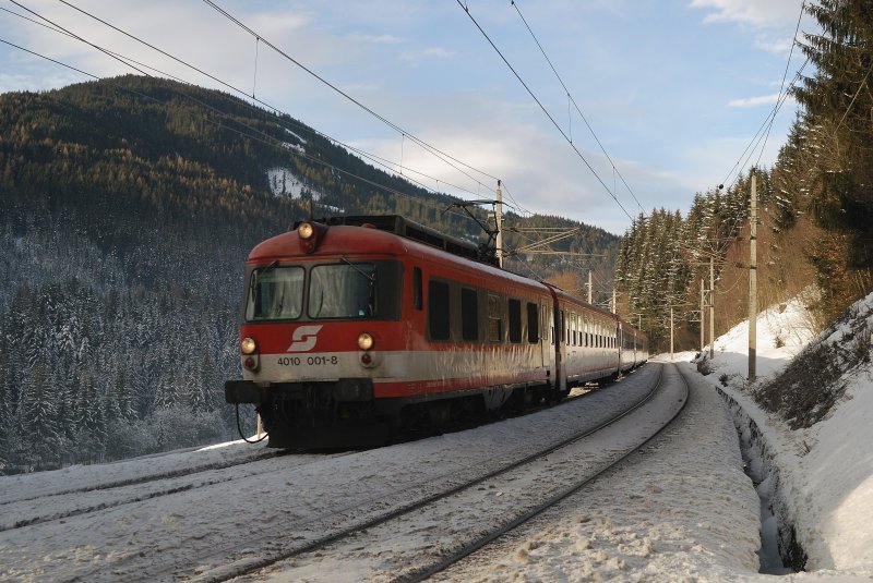 4010 001 mit IC 515 in Htten (05.01.2008)
