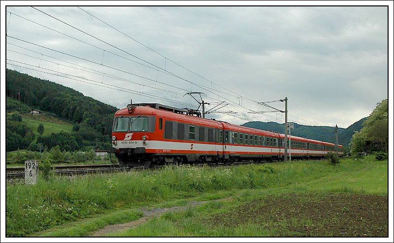 4010 001 war am 17.5.2007 an der Spitze des IC 514 von Graz nach Salzburg. Aufnahme entstand zwischen St�bing und Peggau-Deutschfeistritz.