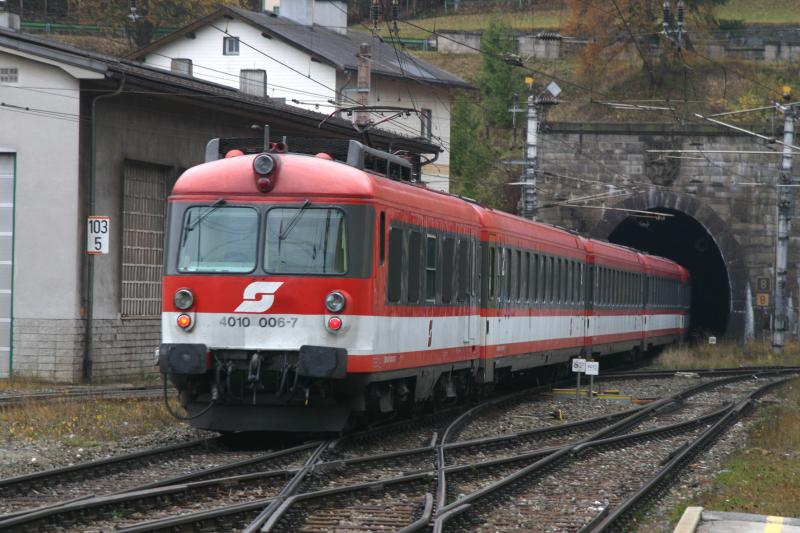 4010 006-7 als IC 559  Stadt Bruck an der Mur  von Wien nach Graz bei der Einfahrt in den Semmeringtunnel. (6.11.2005)