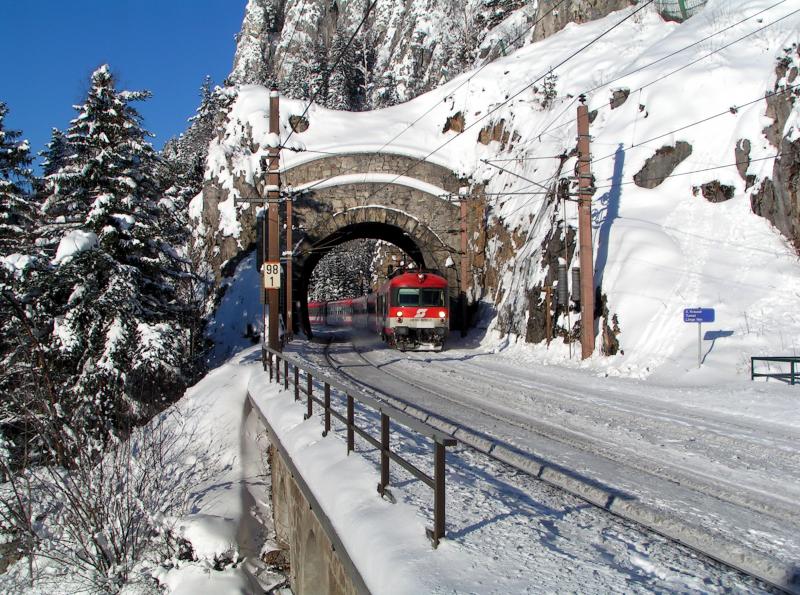 4010 006 durchfhrt den Krausel Tunnel kurz vor Breitenstein am 5.2.2005 (Semmeringstrecke)