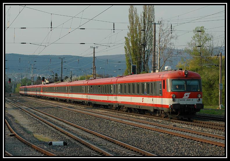 4010 006 mit Steuerwagen 6010 006 voraus als IC 653 „SUPERFUND“ auf dem Weg von Wien nach Graz am 22.4.2006 bei der Durchfahrt in Bad V�slau.