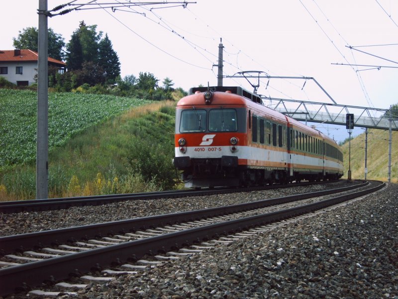 4010 007 als IC 500 am 07.07.2006 bei der nrdlichen Bahnhofsausfahrt von Wartberg an der Krems.